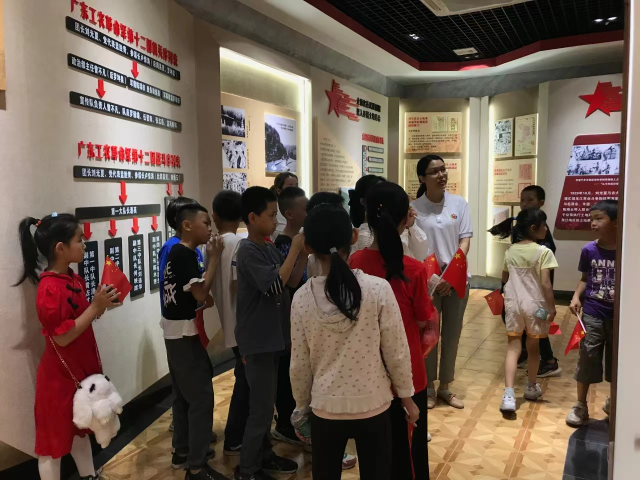組織少年兒童到劉光夏革命烈士紀(jì)念館開展“牢記紅色信仰 傳承紅色基因”主題活動.jpg