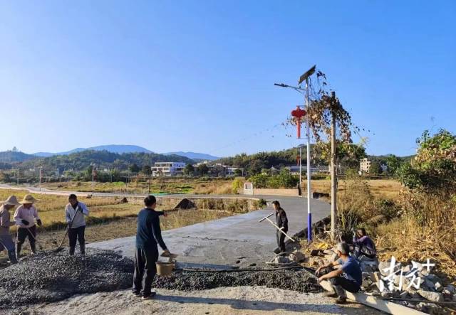 聯(lián)東村道路拓寬工程。