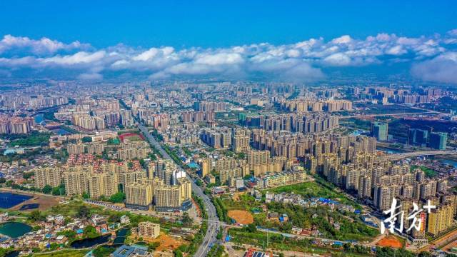 興寧市撤縣設(shè)市30年來，城鄉(xiāng)面貌煥然一新。黃偉金 攝