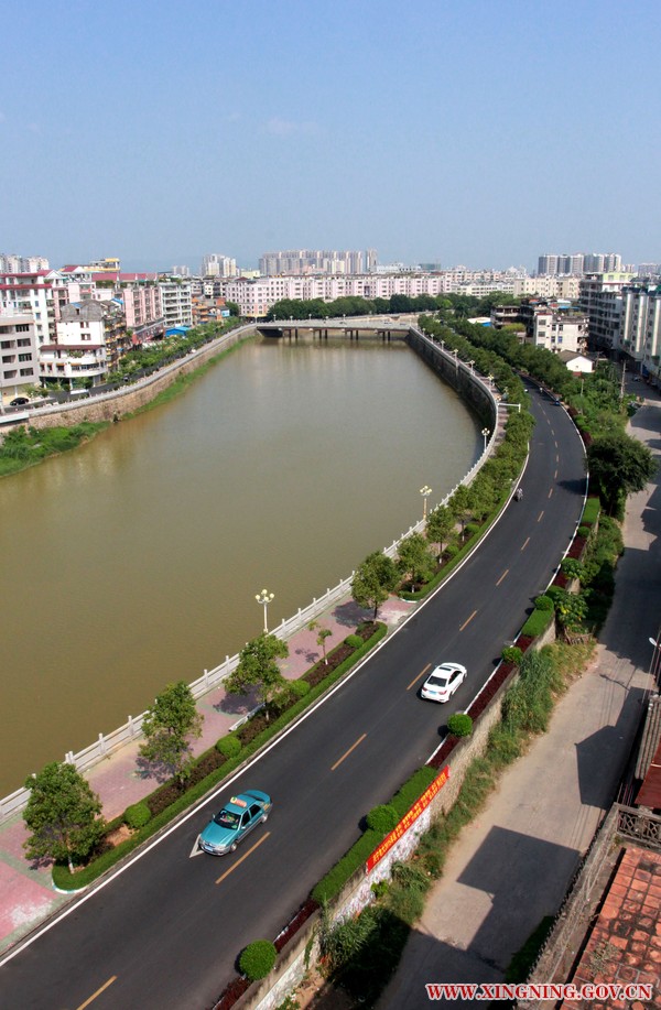 新鋪筑瀝青路面的寧江西堤.JPG